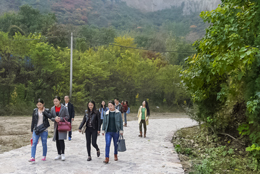 重陽登高慈云寺，山環(huán)水繞樂開懷